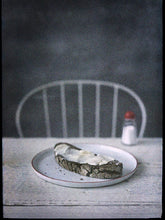 Lade das Bild in den Galerie-Viewer, Stulle mit Stuhl, Fotoedition aus „Ca. 750g Glück“, Hubertus Schüler