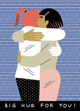 Lade das Bild in den Galerie-Viewer, Herzensgrüße für alle – dieses farbenfrohe Postkartenmotiv zeigt zwei sich umarmende Menschen vor einem gestreiften Hintergrund.
