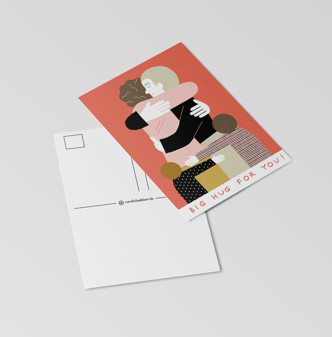 Herzensgrüße für alle – dieses farbenfrohe Postkartenmotiv zeigt eine sich umarmende Familie.